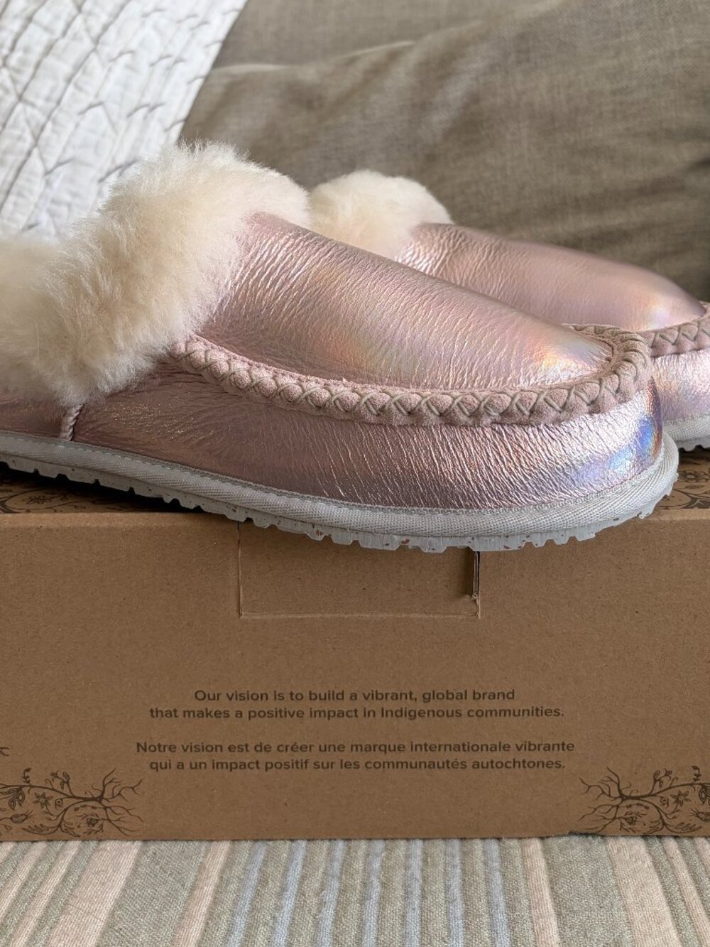 New Manitobah Mukluks Cabin Clog Slippers Pink Illusion